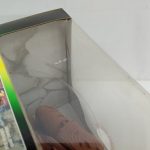 外箱の窓の透明フィルムを斜めから写した様子