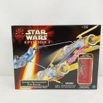 外箱の正面。STAR WARS EPISODE IのロゴとANAKIN SKYWALKER'S POD RACERの文字、窓の中のアナキンのフィギュア