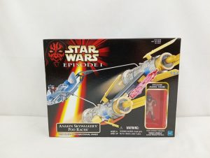 外箱の正面。STAR WARS EPISODE IのロゴとANAKIN SKYWALKER'S POD RACERの文字、窓の中のアナキンのフィギュア