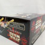 外箱の側面と上面を斜めから写した写真