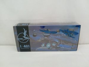 外スリーブに入った箱の正面。『BLUE STEEL』のロゴと『I-401』の文字、潜水艦の絵