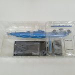 ブリスター2段目。黒い台座の部品と小さな部品、青い棒状の部品