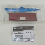 ブリスターに入った潜水艦本体と木目調の台座、取扱上の注意の紙
