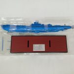 ブリスターに入った青い潜水艦本体と木目調の台座