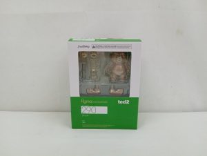 外箱の正面。窓から本体と付属パーツが見え、「figma」「290」「ted2」の表記