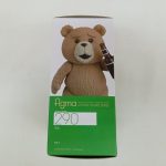 外箱の側面。瓶を持つテッドの絵と「figma 290」の表記