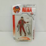 ブリスターパッケージの正面。『AKIRA』のロゴと赤いジャケットの金田のフィギュア、銃とゴーグルなどの付属品