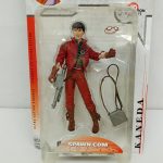 パッケージ正面の寄り。金田のフィギュア本体と、ゴーグル・ベルト付きのバッグなどの付属品