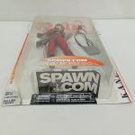 パッケージを上から見た様子。ブリスター内のフィギュアと台紙下部の『SPAWN.COM』の印字