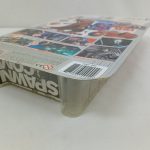 台紙の裏面を斜めから写した様子。シリーズの紹介写真とバーコード