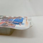 台紙の裏面の端を横から写した様子