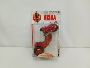 ブリスターパッケージの正面。台紙に『AKIRA』のロゴと赤い金田のバイク