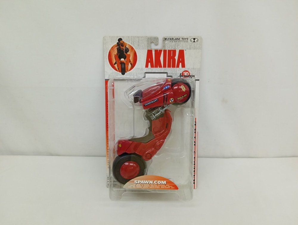 ブリスターパッケージの正面。台紙に『AKIRA』のロゴと赤い金田のバイク