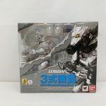 外箱の正面。S.H.MonsterArtsのロゴと『3式機龍』の文字、窓から見える本体