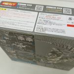 外箱の側面と背面を斜めから写した写真