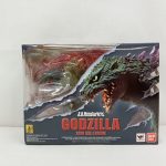 外箱の正面。「S.H.MonsterArts GODZILLA 2000 MILLENNIUM」のロゴと窓から見える本体