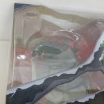 外箱の窓部分の拡大。ブリスターに入ったゴジラの頭部と体