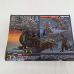 外箱の背面。ゴジラのポーズ写真と原型制作者の紹介