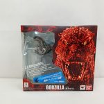 外箱の正面。S.H.MonsterArtsのロゴとGODZILLAの文字、赤いゴジラの顔の絵、初回特典の表示