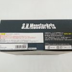 外箱の上面。S.H.MonsterArtsの文字と注意書き、バンダイの表記とバーコード