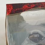 外箱の窓の部分を近くから写した写真