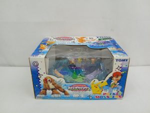 外箱の正面。「ちびポケハウス 結晶塔の帝王」のロゴとエンテイ・サトシ・ピカチュウの絵