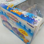 外箱の角を上から。破れのある窓まわり