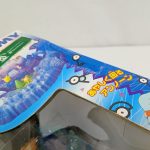 外箱の上面の角。シールが貼られた部分とアンノーンの絵