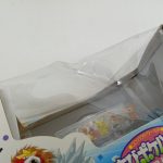 外箱の窓を上からのぞいた様子。中の人形と結晶塔