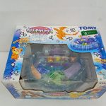 外箱を上から斜めに。上面のリザードンの絵と窓