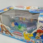 外箱を斜めから。TOMYのロゴと窓の中の本体