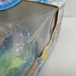 外箱の窓の拡大。透明カバー越しの結晶塔