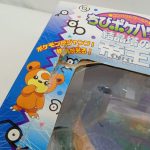 外箱の正面の角。「ちびポケハウス」のロゴとヒメグマの絵、窓のフィルム
