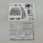 トレイに収まった付属パーツと説明書