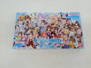 外箱の正面。『ドンジャラNEO hololive』のロゴとキャラクターの集合イラスト