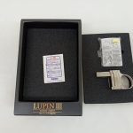黒いスポンジの中箱とライター・金属パーツ・小さな説明書