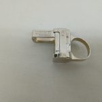 ガンアクション用の金属パーツ。リング付きの銃型