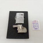 スポンジに収まったライターとガン型の台座、ZIPPOの注意書きの紙