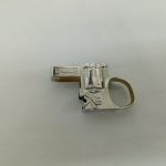 ガン型の台座を横から写した写真