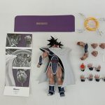 フィギュア本体と交換用の手・顔、エフェクトパーツ、付属の紙