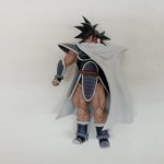 マントを着けたフィギュアの正面
