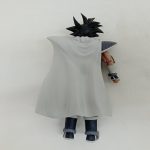 フィギュアの背面とマント