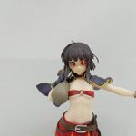 フィギュアの上半身の拡大。片腕を伸ばしたポーズ