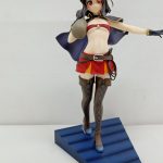 フィギュアを正面やや上から。赤いスカートと編み上げのブーツ