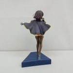 フィギュアの背面。紫のマント