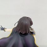 後ろ斜め上から見た頭とマント