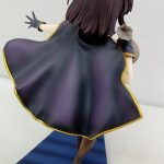 マントの裾と台座を背面から