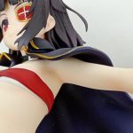顔と眼帯風の飾りの拡大