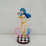 ラムのフィギュアを正面から写した写真。ソフトクリームを持ち、市松模様の丸い台座にハートの飾り