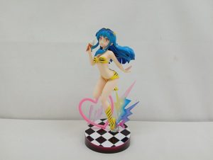 ラムのフィギュアを正面から写した写真。ソフトクリームを持ち、市松模様の丸い台座にハートの飾り